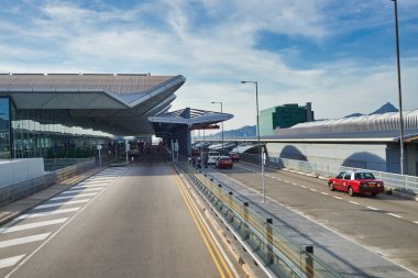 Hong Kong, Çin - 18 Haziran 2015: Hong Kong Uluslararası Havaalanı Terminali, Hong Kong 'da gündüz vakti çift katlı bir otobüsün ikinci masasından görüldü.. 