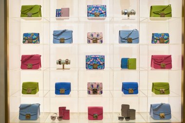 Hong Kong, Çin - Ocak 2019: Elements alışveriş merkezindeki Furla mağazasının içi.