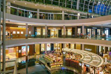 Singapur - Nisan 2019: The Shoppes at Marina Bay Sands 'in iç çekimi.