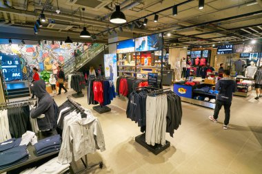 Hong Kong, Çin - Ocak 2019: Hong Kong 'da bir Foot Locker mağazasının iç çekimi. Foot Locker Retail, Inc. Amerikalı spor giyim ve ayakkabı perakendecisi..