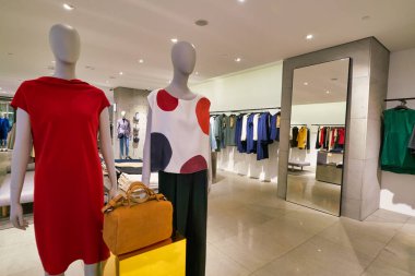 Hong Kong, Çin - 23 Ocak 2019: New Town Plaza 'daki Teori mağazasında giysiler sergileniyor. New Town Plaza, Hong Kong 'un Sha Tin şehrinde bir alışveriş merkezidir..