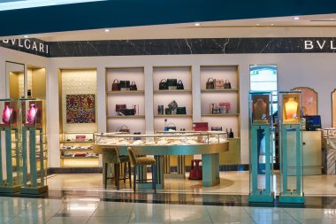 Dubai, Uae - Ocak 2019: Dubai Uluslararası Havalimanı 'ndaki bir mağazada Bvlgari ürünleri sergileniyor.