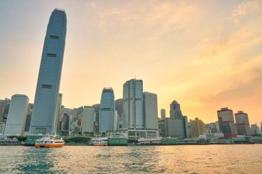 Hong Kong, Çin - Ocak 2019: Victoria Limanı 'ndan alacakaranlıkta görülen Central Ferry Piers manzarası.