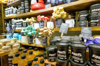 Hong Kong, Çin - Ocak 2019: Hong Kong 'daki New Town Plaza alışveriş merkezindeki Lush mağazasında kozmetik ürünleri sergileniyor.