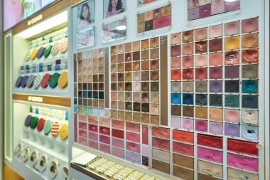 Hong Kong, Çin - Ocak 2019: Hong Kong 'da bir Innisfree mağazasında makyaj malzemeleri sergileniyor. Innisfree, Güney Koreli kozmetik markası.. 