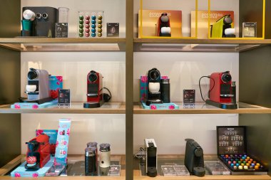 Hong Kong, Çin - Ocak 2019: Elements alışveriş merkezindeki Nespresso mağazasında kahve makineleri sergileniyor.