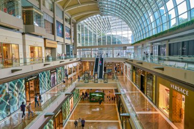 Singapur - Nisan 2019: The Shoppes at Marina Bay Sands 'in iç çekimi.