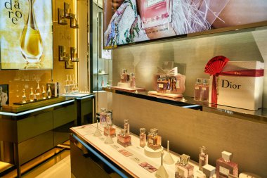 Hong Kong, Çin - Ocak 2019: Elements alışveriş merkezindeki Christian Dior mağazasında parfümler sergileniyor.