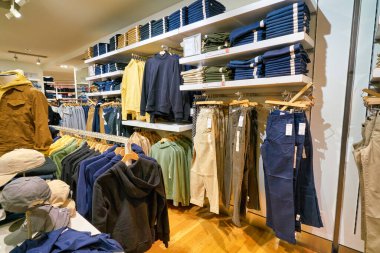 Hong Kong, Çin - 23 Ocak 2019: New Town Plaza 'daki Gap mağazasında giysiler sergileniyor. New Town Plaza, Hong Kong 'un Sha Tin şehrinde bir alışveriş merkezidir..