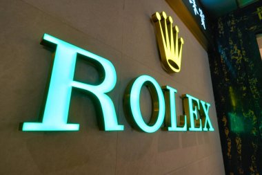 Hong Kong, Çin - Ocak 2019: Hong Kong 'da Rolex tabelasının yakın çekimi. Rolex Sa İsviçre 'nin Cenevre şehrinde bulunan İsviçreli lüks saat üreticisi..