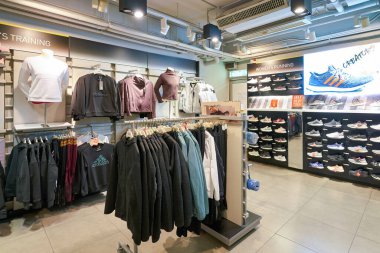 Hong Kong, Çin - Ocak 2019: Hong Kong 'daki Adidas mağazasında giysiler sergileniyor.