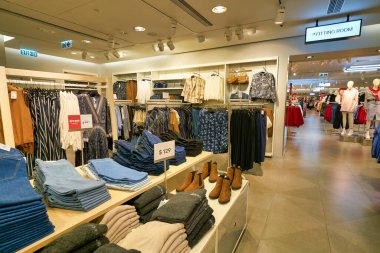 Hong Kong, Çin - 23 Ocak 2019: Kıyafetler New Town Plaza 'daki H & M mağazasında sergileniyor. New Town Plaza, Hong Kong 'un Sha Tin şehrinde bir alışveriş merkezidir..