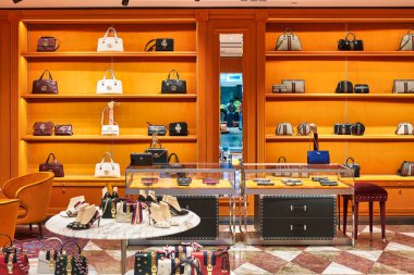 Dubai, Uae - Ocak 2019: Dubai Uluslararası Havalimanı 'ndaki Gucci mağazasının iç çekimleri.