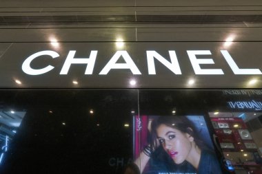 Hong Kong, Çin - Ocak 2019: New Town Plaza alışveriş merkezinde Chanel tabelasının yakın çekimi.