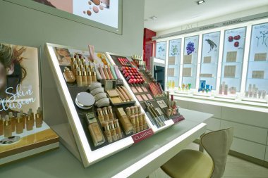 Hong Kong, Çin - Ocak 2019: New Town Plaza alışveriş merkezindeki Clarins mağazasında kişisel bakım ürünleri sergileniyor