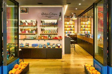 Hong Kong, Çin - 22 Ocak 2019: Hong Kong 'daki Atılier Köln mağazasında sergilenen mallar.