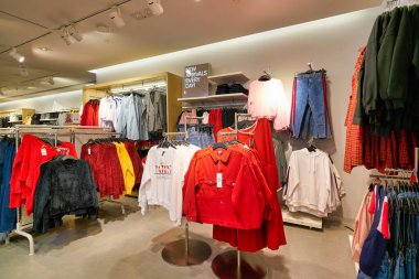 Hong Kong, Çin - 23 Ocak 2019: Kıyafetler New Town Plaza 'daki H & M mağazasında sergileniyor. New Town Plaza, Hong Kong 'un Sha Tin şehrinde bir alışveriş merkezidir..