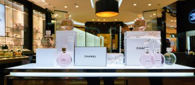 Hong Kong, Çin - Ocak 2019: Elements alışveriş merkezindeki Chanel mağazasında parfümler sergileniyor.