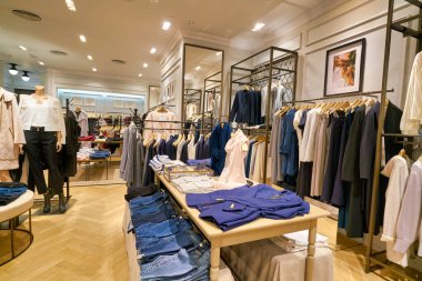 Hong Kong, Çin - 23 Ocak 2019: New Town Plaza 'daki Club Monaco mağazasında giysiler sergileniyor. New Town Plaza, Hong Kong 'un Sha Tin şehrinde bir alışveriş merkezidir..