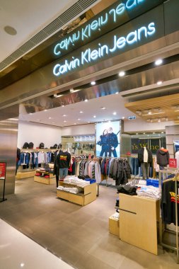 Hong Kong, Çin - 23 Ocak 2019: Sha Tin 'deki New Town Plaza alışveriş merkezindeki Calvin Klein kot mağazasında giysiler sergileniyor.