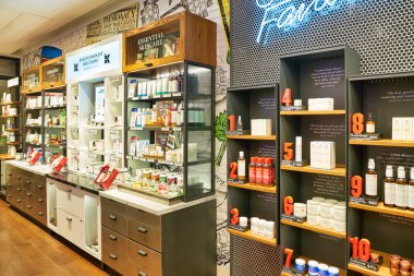 Hong Kong, Çin - Ocak 2019: Elements alışveriş merkezindeki Kiehl mağazasında kozmetik ürünler sergileniyor.