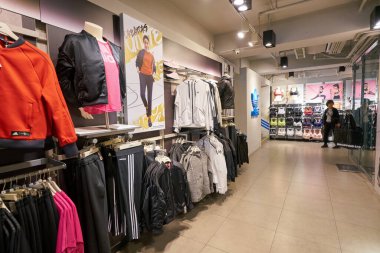 Hong Kong, Çin - Ocak 2019: Hong Kong 'daki Adidas mağazasında giysiler sergileniyor.