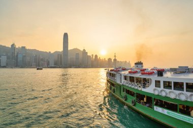 Hong Kong, Çin - Ocak 2019: Tsim Sha Tsui, Kowloon 'da görülen Hong Kong Adası manzarası.