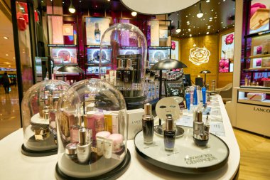 Hong Kong, Çin - Ocak 2019: New Town Plaza alışveriş merkezindeki Lancome mağazasında kozmetik ürünler sergileniyor