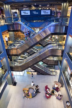 Bangkok, Tayland - 21 Haziran 2015: Siam Center Atrium manzaralı. Siyam Merkezi 1973 yılında Bangkok 'un ilk alışveriş merkezlerinden biri olarak inşa edildi..