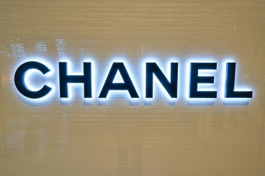 Hong Kong, Çin - 22 Ocak 2019: Hong Kong 'da bir mağazanın duvarındaki Chanel tabelasının yakın çekimi.
