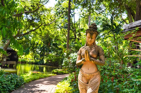 Bangkok Thailand Circa June 2015 Statue Seen Tropical Garden Swissotel — Stock fotografie