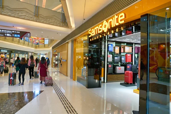 Hong Kong, Çin - Ocak 2019: Elements alışveriş merkezindeki Samsonite Black Label mağazasının girişi.