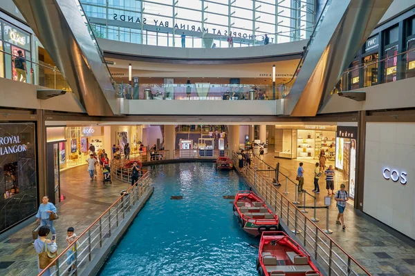 シンガポール Circa 2019 マリーナベイサンズでのショッピングでの運河の眺め 運河はショッピングモールの長さを通っています — ストック写真