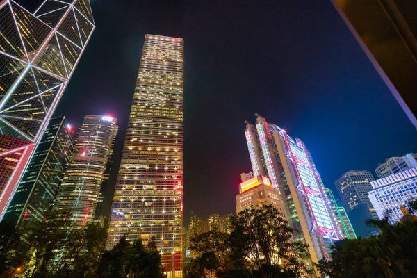 Hong Kong, Çin - Ocak 2019: Hong Kong 'daki gökdelenlerin alçak açılı görüntüsü.