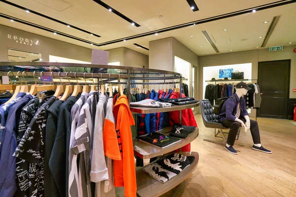 Hong Kong, Çin - 23 Ocak 2019: New Town Plaza 'daki Agnes B. mağazasında giysiler sergileniyor. New Town Plaza, Hong Kong 'un Sha Tin şehrinde bir alışveriş merkezidir..