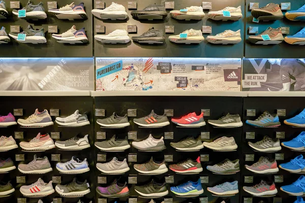Singapur Circa Abril 2019 Plano Interior Tienda Adidas Las Tiendas — Foto de Stock