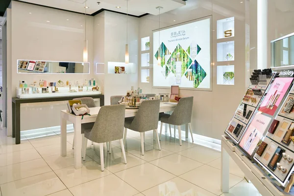 Hong Kong, Çin - Ocak 2019: Elements alışveriş merkezindeki Sisley mağazasında kozmetik ürünler sergileniyor.