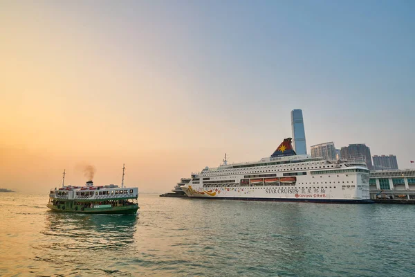 Hong Kong Çin Ocak 2019 Victoria Limanı Ndan Geçen Bir — Stok fotoğraf