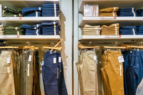 Hong Kong, Çin - 23 Ocak 2019: New Town Plaza 'daki Gap mağazasında giysiler sergileniyor. New Town Plaza, Hong Kong 'un Sha Tin şehrinde bir alışveriş merkezidir..