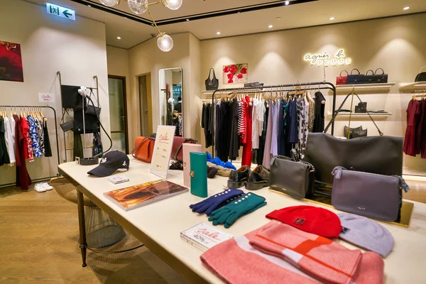 Hong Kong, Çin - Ocak 2019: Hong Kong 'daki ifc alışveriş merkezinde Agnes B mağazasının iç çekimi.