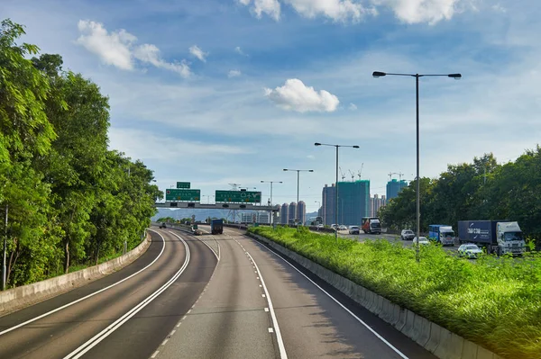 Hong Kong, Çin - 18 Haziran 2015: Gündüz vakti Hong Kong 'da çift katlı bir otobüsün ikinci masasından görüntülendi. 