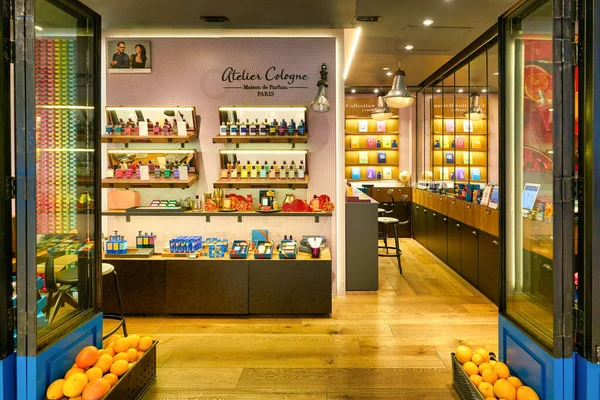 Hong Kong, Çin - 22 Ocak 2019: Hong Kong 'daki Atılier Köln mağazasında sergilenen mallar.