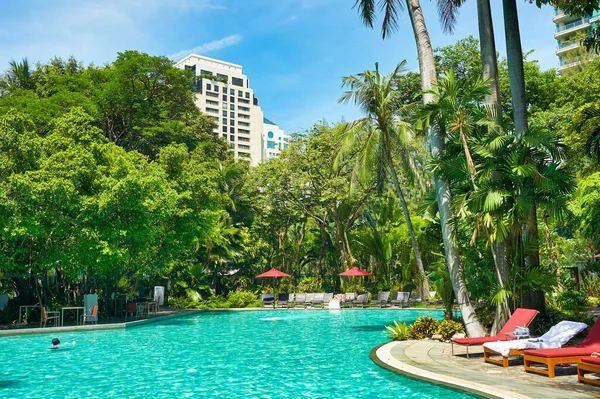 泰国曼谷 约2015年6月 位于曼谷Swissotel Nai Lert公园的游泳池 — 图库照片