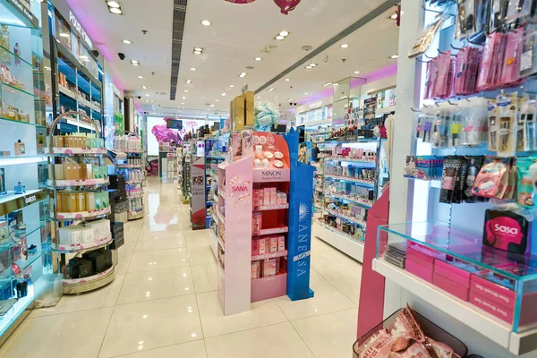 Hong Kong, Çin - Ocak 2019: Hong Kong 'da bir Sa Sa mağazasının iç çekimi. Sa Sa Hong Kong merkezli bir mağaza zinciri. Kozmetik, kişisel bakım, cilt bakımı ve bebek bakımı ürünleri satıyor..
