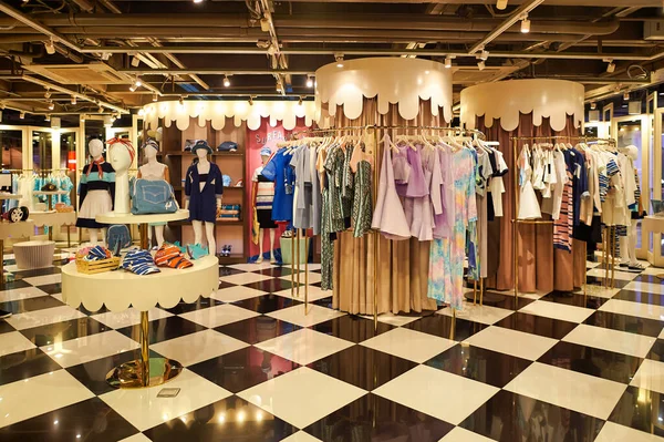 2015年6月21日 泰国曼谷 暹罗中心的一家商店展出服装 暹罗中心始建于1973年 是曼谷最早的购物中心之一 — 图库照片