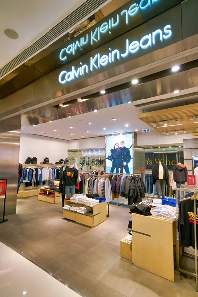 Hong Kong, Çin - 23 Ocak 2019: Sha Tin 'deki New Town Plaza alışveriş merkezindeki Calvin Klein kot mağazasında giysiler sergileniyor.
