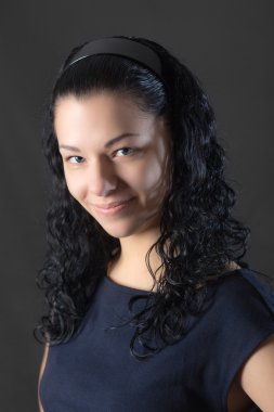 Kıvırcık saçlı kız.