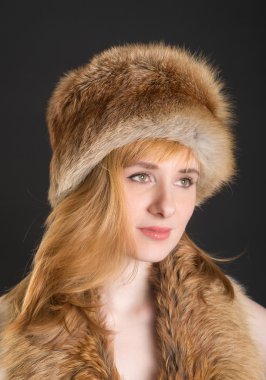 Kızıl saçlı kız.