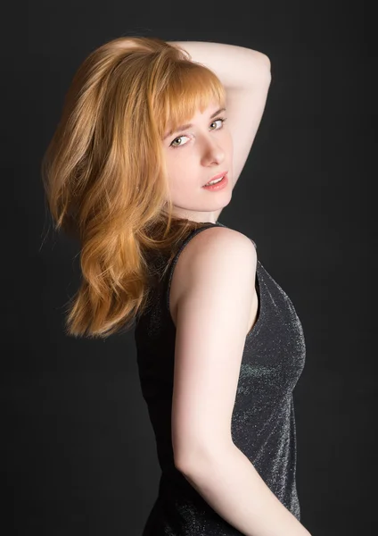 Sinnliches Mädchen mit roten Haaren — Stockfoto