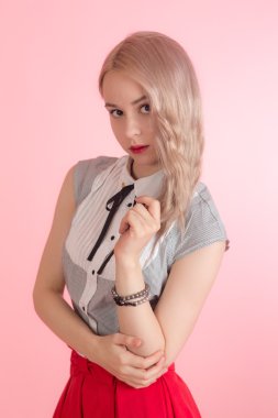 pembe bir arka plan üzerinde sarışın